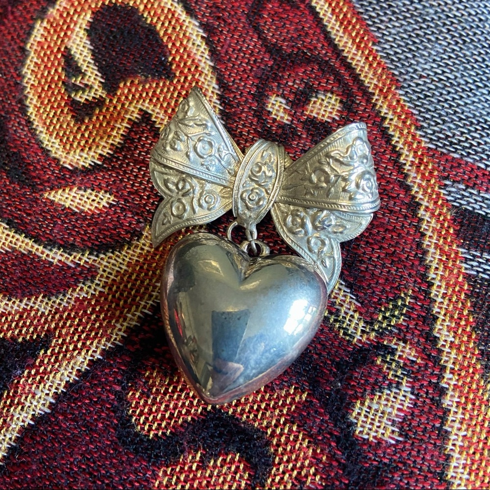 Beautiful vintage silver toned puffed heart brooch